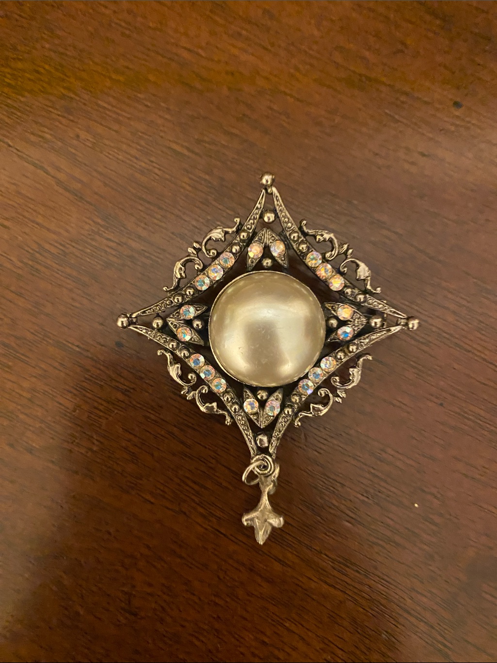 Vintage-Inspired Silver Tone Brooch With Large Pearl Cabochon